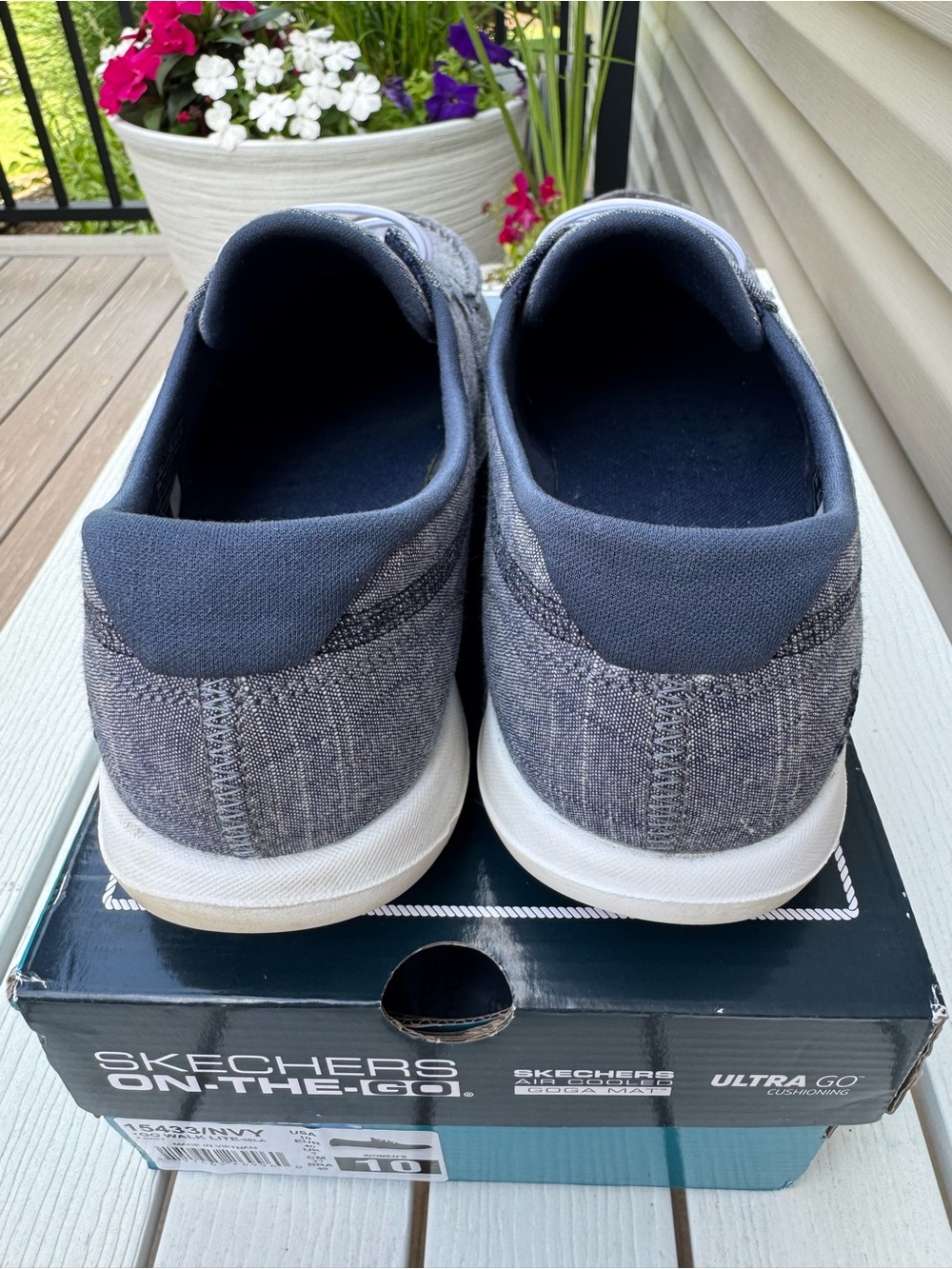 Skechers navy blue pull-on shoe; Size 10. Lightweight & in Excellent Condition! - Picture 7 of 8